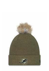 Beanie a maglia verde oliva con un motivo testurizzato, dotato di un pom-pom in pelliccia sintetica sulla parte superiore e un logo ricamato sul bordo.