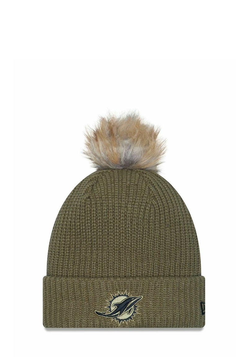 Beanie a maglia verde oliva con un motivo testurizzato, dotato di un pom-pom in pelliccia sintetica sulla parte superiore e un logo ricamato sul bordo.