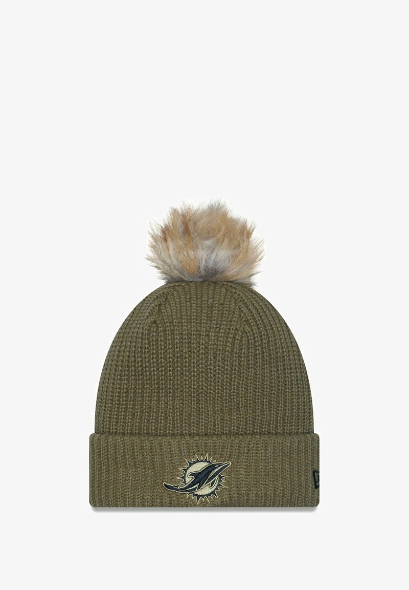 Beanie a maglia verde oliva con un motivo testurizzato, dotato di un pom-pom in pelliccia sintetica sulla parte superiore e un logo ricamato sul bordo.