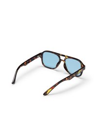 Γυαλιά ηλίου με καφέ σχέδιο χελώνας και φακούς με μπλε απόχρωση, εμφανιζόμενα από την πίσω πλευρά σε λευκό φόντο.