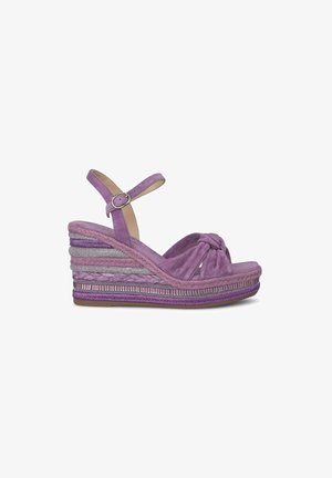 Sandales compensées en suède violet avec un avant noué, une bride de cheville réglable et des détails de plateforme tressés à texture multiple.