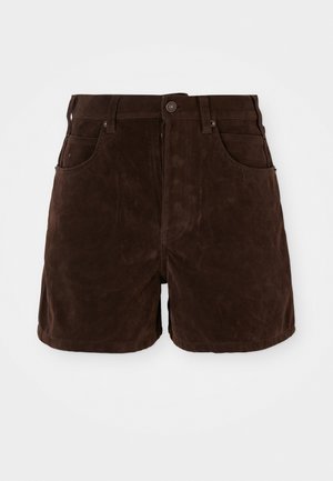 Bruine suède short met een hoge taille, knoopsluiting en vier zakken. Soepele textuur en rechte snit met strakke lijnen.