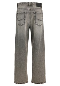 Achteraanzicht van vervaagde grijze rechte jeans met twee achterzakken en een zwart merkembleem op de tailleband.