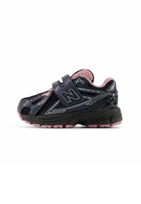 Chaussures de sport noires et roses avec une tige en maille, sangle Velcro, semelle texturée et bout renforcé. Présente des lignes blanches contrastées.