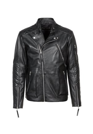Chaqueta de cuero negra con un diseño acolchado en los hombros, cierre de cremallera asimétrico y múltiples bolsillos con cremallera. Textura suave, forma ajustada.