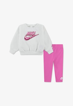Λευκό φούτερ Nike με μακριά μανίκια και ροζ καμουφλάζ λογότυπο, με αντίστοιχα μονόχρωμα ροζ κολάν Nike για παιδιά.