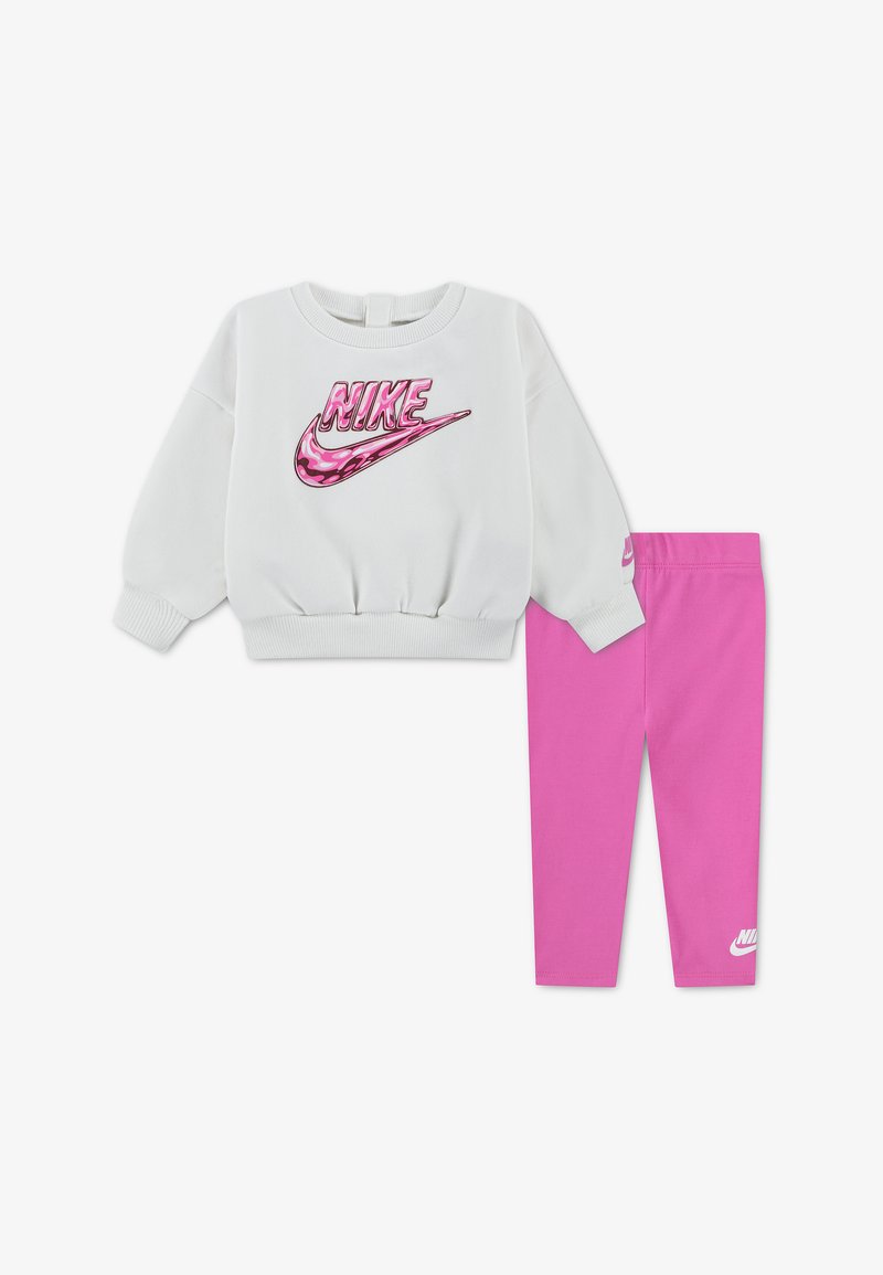 Бяла блуза с дълъг ръкав на Nike с розово камуфлажно лого и съвпадащи едноцветни розови клинове Nike за деца.