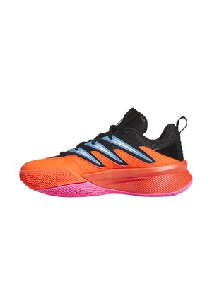 Zapatilla deportiva con parte superior sintética naranja, acentos de malla negra, rayas azules y suela de goma texturizada rosa. Vista lateral.