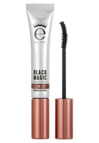 Schwarze Magie Mascara in einer silbernen Tube mit einem schwarzen Gummi-Applikatorpinsel, ausgestattet mit einem roségoldenen Deckel. Der Text enthält "Cocoa Edit."
