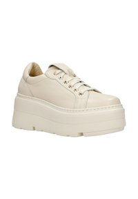 Krémově zbarvená kožená teniska na platformě s tlustou vroubkovanou podrážkou a uzavíráním na tkaničky.