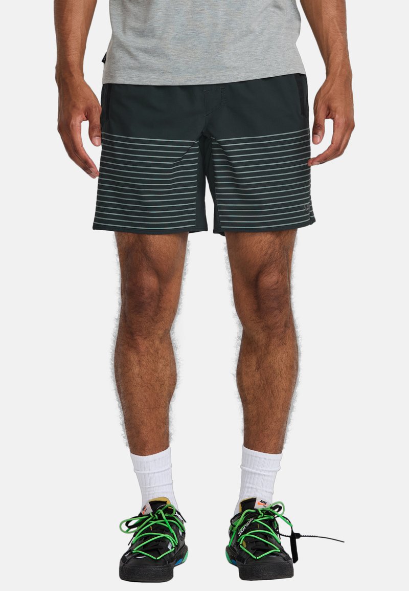 Zwarte shorts met horizontale grijze strepen, gemaakt van lichtgewicht materiaal, met zijzakken en een broekband met trekkoord, gecombineerd met zwarte schoenen.