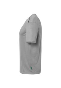 T-shirt gris à manches courtes en tissu lisse, avec une coupe décontractée, un col rond et une étiquette de logo verte sur le côté.