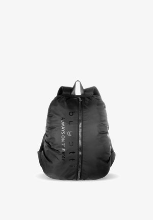 Sac à dos matelassé noir avec fermeture éclair avant et texte « bugatti ALWAYS ON THE WAY » sur l'avant, les bretelles et la poignée supérieure.