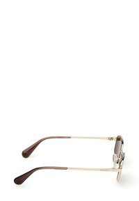 Occhiali da sole con tonalità marrone, dettagli in metallo dorato e finiture in plastica marrone. Presentano bracci curvi e morbidi poggiatesti trasparenti. Design leggero.
