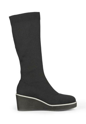 Bota de muslo negra de punto con una parte superior amplia y suave, puntera redondeada y suela de plataforma de cuña con un borde blanco en contraste.
