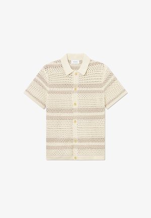 Rövid ujjú kötött pólóing világos krém színben, nyitott hálós mintázattal és vízszintes bézs csíkokkal, galléros nyakkal és gombos záródással.