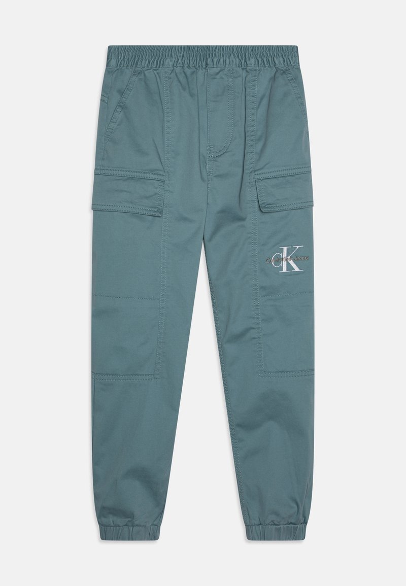 Lyse teal cargo bukser med elastisk linning, flere lommer og en subtil brodert logo på siden. Glat tekstur og afslappet pasform.