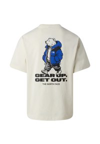 Bílý tričko s potiskem kresleného medvěda v modré bundičce, jak kráčí, s textem "PŘIPRAV SE. VYRAZ VEN." a "THE NORTH FACE" pod ním.