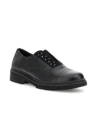 Černá kožená slip-on obuv s nízkým podpatkem, zdobená malými černými cvočky na elastické horní části.