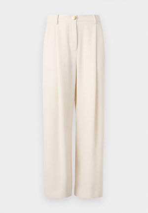 Bézs színű bő szárú nadrág sima anyagból, egyetlen gombos záródással, oldalzsebekkel és kényelmes, laza szabással.