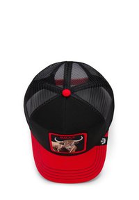Crna i crvena trucker kapa s mrežastom pozadinom, koja na prednjoj strani ima vezeni zakrpu s bikom i tekstom "G.O.A.T.".