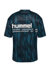 Achteraanzicht van donkerblauw sportshirt met patroon, groot wit "hummel" logo en tekst over techwear en prestatie-sportkleding sinds 1923.