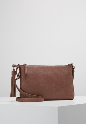 Brązowa torba typu crossbody z ekologicznej skóry o gładkiej fakturze, prostokątnym kształcie, odpinanym pasku i jednym chwostem po boku.