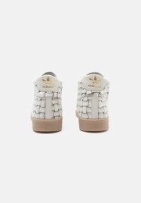 adidas Originals JABBAR UNISEX - Baskets montantes - off white/cream white/shadow brown