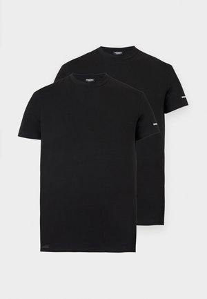 Două tricouri negre simple cu mâneci scurte și guler rotund, cu mici logo-uri albe de brand pe mânecile stângi pe un fundal deschis.