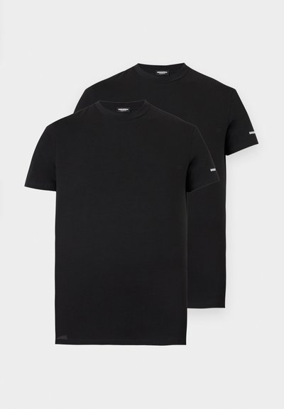 Δύο απλά μαύρα κοντομάνικα μπλουζάκια με στρογγυλή λαιμόκοψη, που εμφανίζουν μικρά λευκά λογότυπα της μάρκας στα αριστερά μανίκια πάνω σε ανοιχτό φόντο.