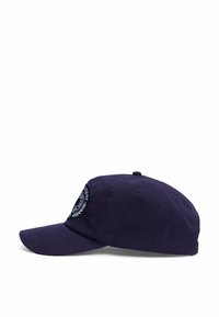 Marineblaue Baseballmütze aus Baumwolle mit einem gebogenen Schirm, die ein gesticktes Logo und Lüftungsösen aufweist.