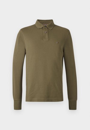 Polo cu mâneci lungi de culoare verde măslin, cu două butoane și un mic logo cu steag pe pieptul stâng, pe un fundal simplu.