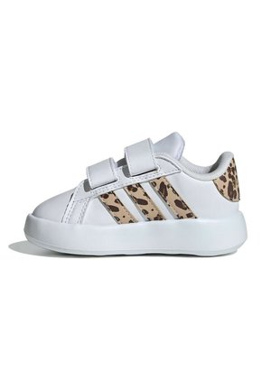 Sneaker bianca per bambini con due fasce in velcro, strisce beige con stampa leopardata sui lati e toppa sul tallone abbinata.