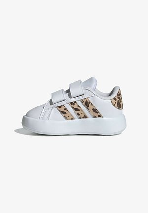 Sneaker bianca per bambini con due fasce in velcro, strisce beige con stampa leopardata sui lati e toppa sul tallone abbinata.