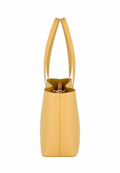 Visoka rumena usnjena torba na ramo, prikazana od strani, z dvema naramnima paščkoma in odprtim vrhom, ki razkriva žep z zadrgo.