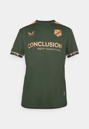 Tricou sportiv verde cu mâneci scurte, având un material texturat. Textul aurit spune "CONCLUZIE transformare digitală" și un logo al echipei.