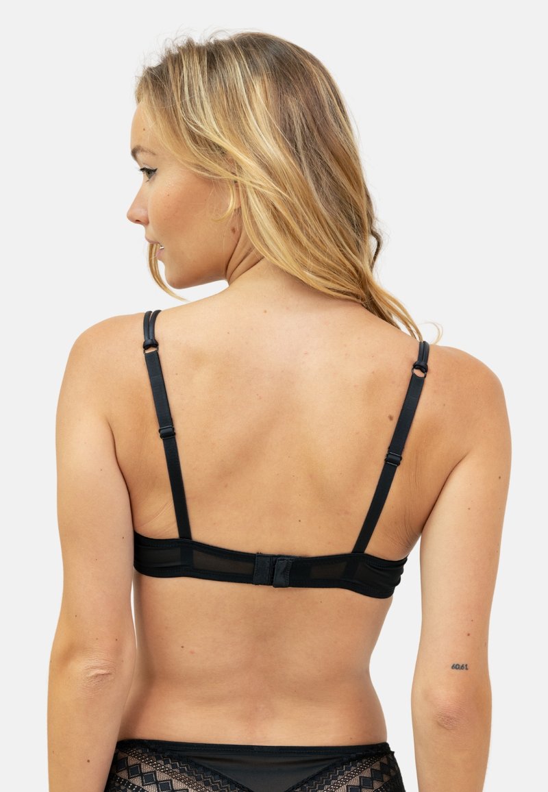 Soutien-gorge noir avec bretelles réglables, fermeture à crochets et œillets, et un design en dentelle transparente le long de la bande. Texture lisse avec un style minimaliste.