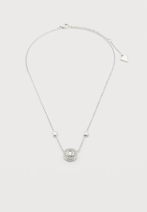 Collana con catena in argento e pendente rotondo con una "G" centrale circondata da piccoli cristalli e due perline a forma di cuore sulla catena.