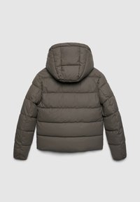 Giacca imbottita grigia scura con cappuccio, trapuntatura orizzontale e maniche lunghe, vista da dietro su uno sfondo grigio chiaro uniforme.