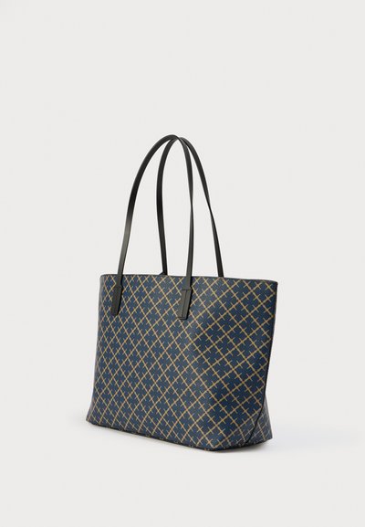 Sac fourre-tout bleu marine avec un motif croisé doré, fabriqué en matériau texturé. Il possède deux poignées noires et une forme rectangulaire structurée.