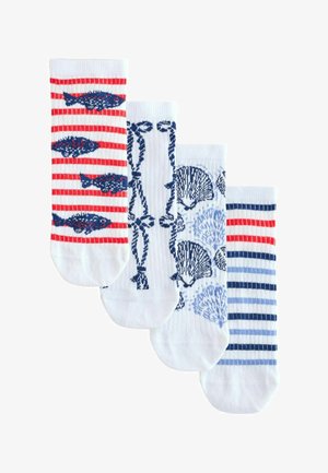 Čtyři bílé kotníkové ponožky s různými námořnickými vzory: ryba s červenými pruhy, námořní lana, mušle a modro-červené pruhované vzory.