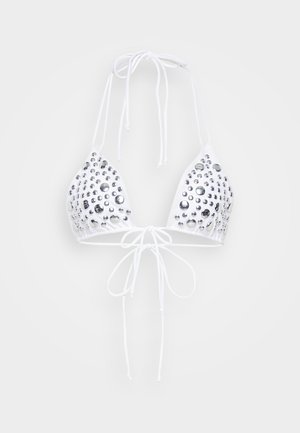 Top de biquíni triangular branco decorado com tachas refletoras prateadas, com laços tipo halter e um laço central. Textura de tecido suave.