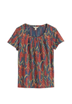 Blauwe blouse met korte mouwen en een ronde hals, voorzien van een rood bloemen- en groen bladerenpatroon over het hele oppervlak.