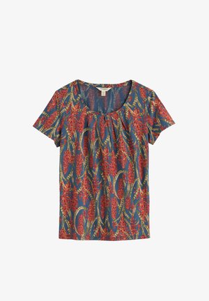 Blauwe blouse met korte mouwen en een ronde hals, voorzien van een rood bloemen- en groen bladerenpatroon over het hele oppervlak.