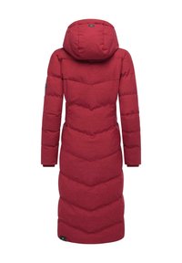 Cappotto lungo rosso imbottito con cappuccio, con motivo a zig-zag, polsini elastici e patch del logo sulla manica. Tessuto morbido.