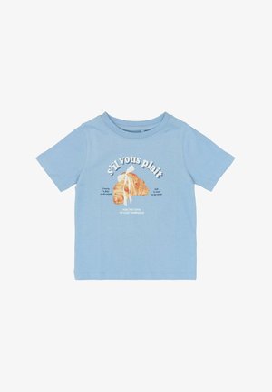 Tricou din bumbac albastru deschis, cu un desen grafic de croissant și text în alb și maro. Mâneci scurte și decolteu rotund.