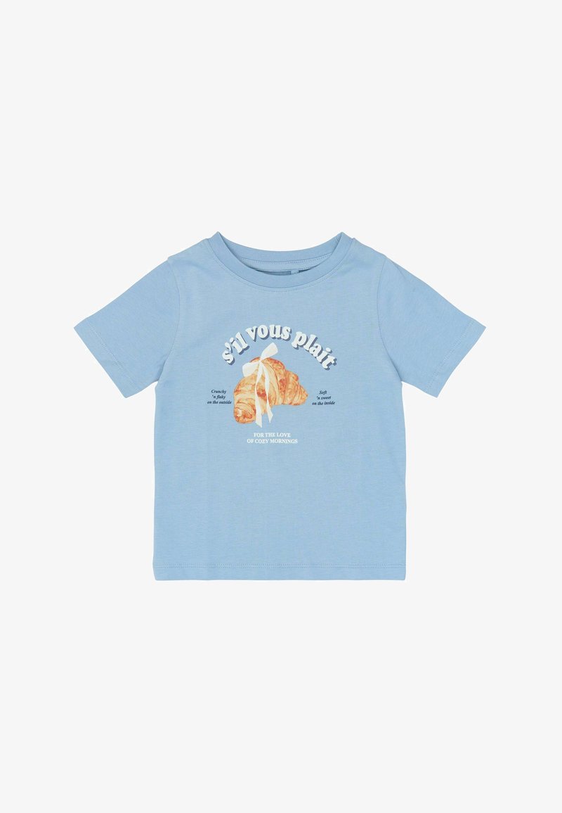 Svijetloplava pamučna majica s grafikom kroasana i tekstom u bijeloj i smeđoj boji. Kratki rukavi i okrugli izrez na vratu.