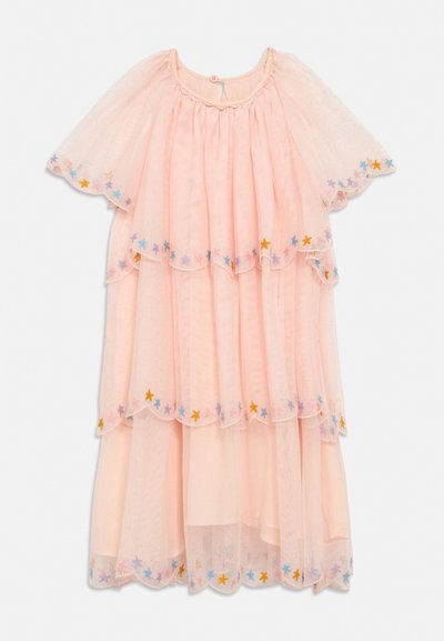 Hele-roosa kihiline kleit laineliste äärtega, mis on tikitud mitmevärviliste tähtedega, ja lühikeste läbipaistvate varrukatega.