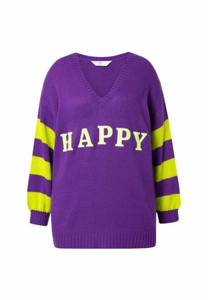 Violetti neulepusero syvällä V-kauluksella, jossa vihreä "HAPPY" -teksti ja keltaiset raidalliset hihansuut ribbireunuksilla. Pehmeä, tekstuuri kangas.