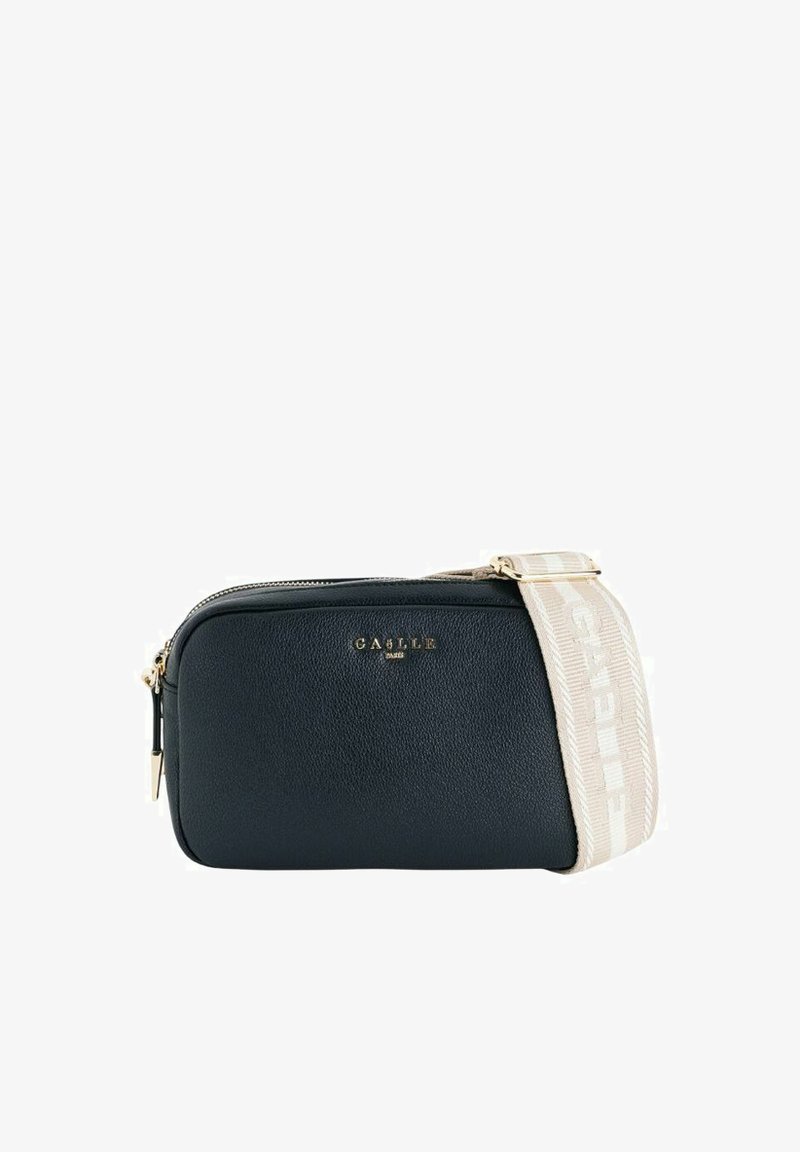 Borsa a tracolla in pelle blu navy con hardware dorato, chiusura con zip e tracolla crema con motivo a monogramma. Design piatto e rettangolare.